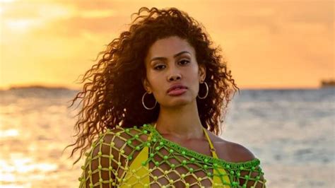 9 Fabulous Photos of Leyna Bloom in Belize